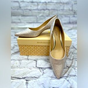 Badgley Mischka Frenchie Jeweled‎ Kitten Heels Size 8 CHMSAT Champagne Satin NIB